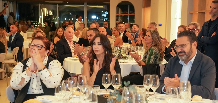 Los asistentes aplaudiendo el discurso de la presidenta insular y del presidente autonómico.
