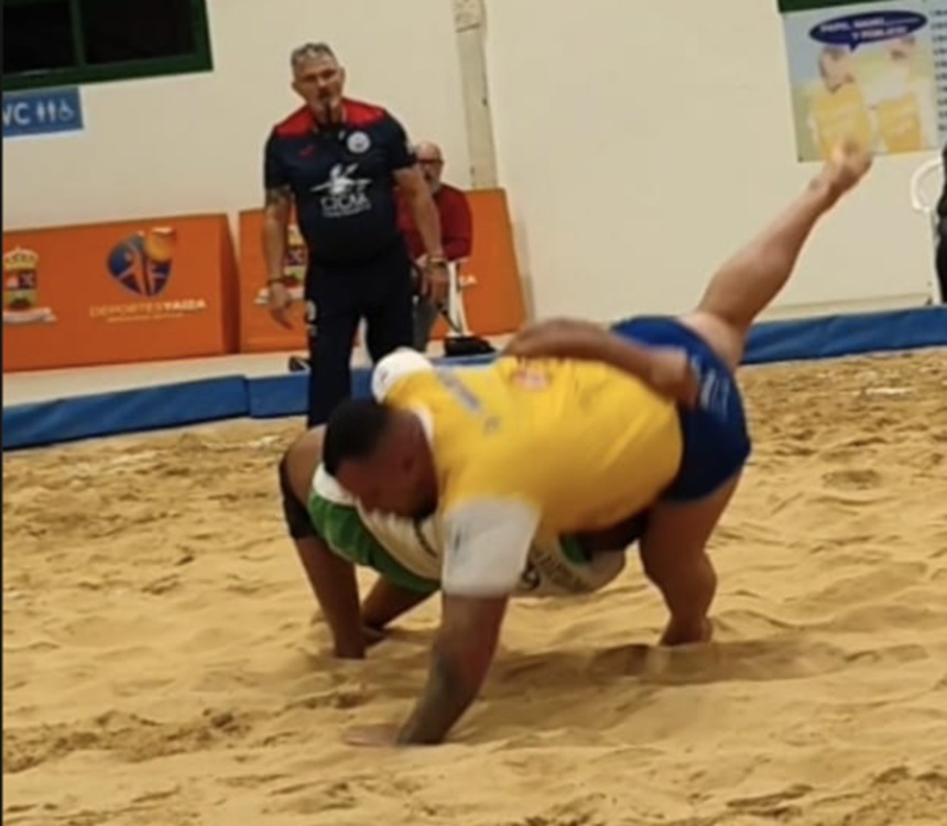 Imagen en la que se ve claro que es el luchador del Yaiza el que pone primero la mano en la arena en una de las pocas polémicas que pudo haber durante la noche.