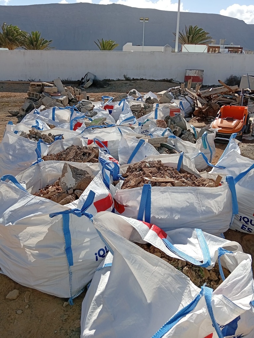 Escombros recogidos por los trabajadores.