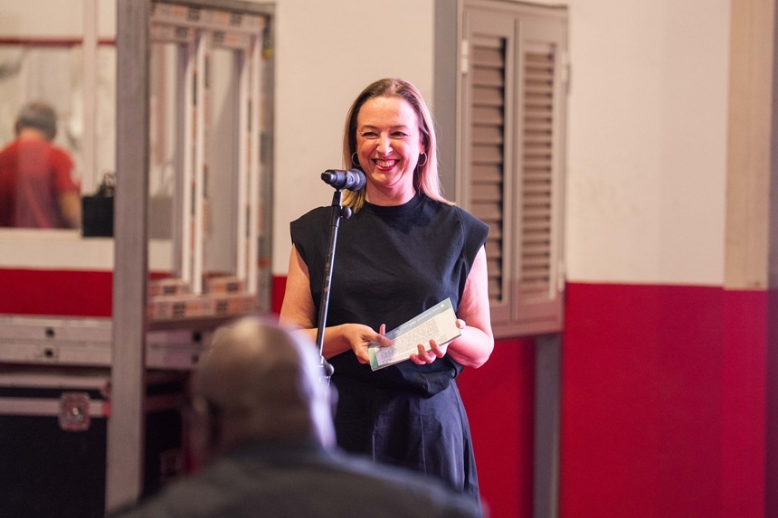 Periodista Laura San José presentando el acto.