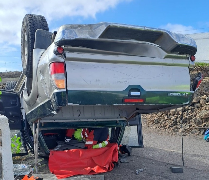 Los bomberos tuvieron que acceder a través del vehículo para llegar hasta el lugar en el que se encontraba el herido.