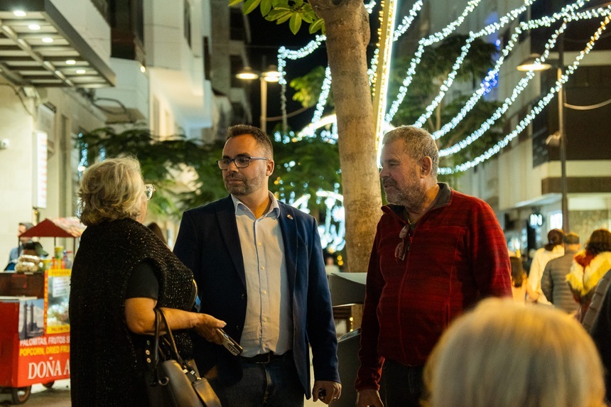 Echedey Eugenio con Tejure, el artista que ha realizado la impresionante obra.