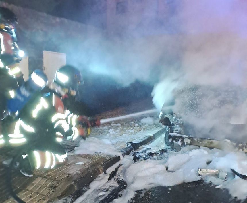 Los bomberos tuvieron que trabajar duro para controlar el incendio.