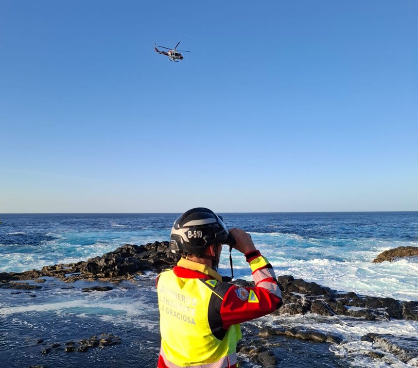Durante la jornada festiva los equipos de emergencia estuvieron preocupados por el pescador arrastrado por el mar en Los Charcones y por un surfista que creían que había desaparecido en La Santa.