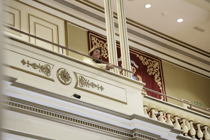 La alcaldesa de Teguise siguiendo la sesión plenaria en Tenerife.