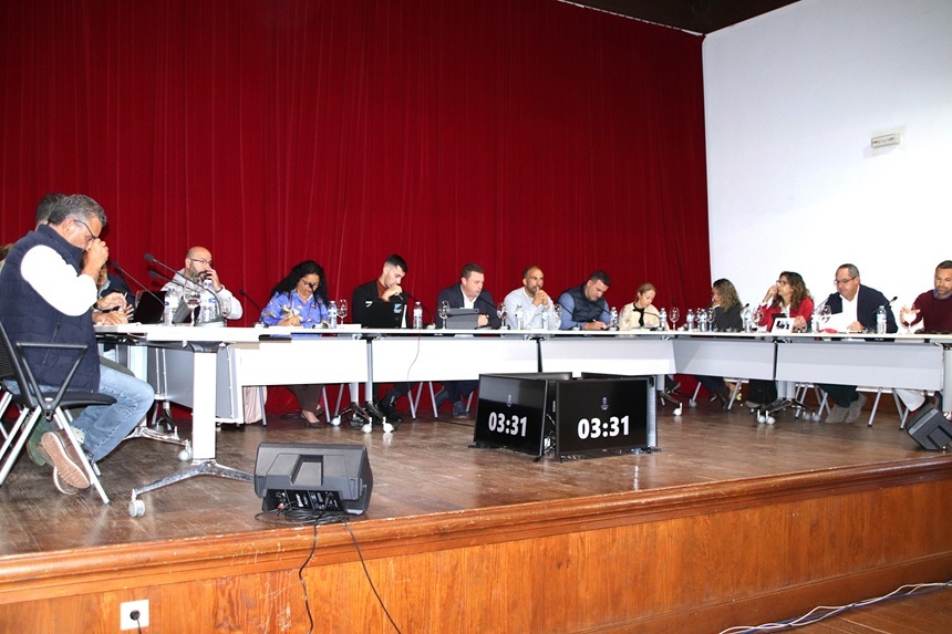 Imagen del plenario de Yaiza con los concejales del Gobierno y de la oposición.