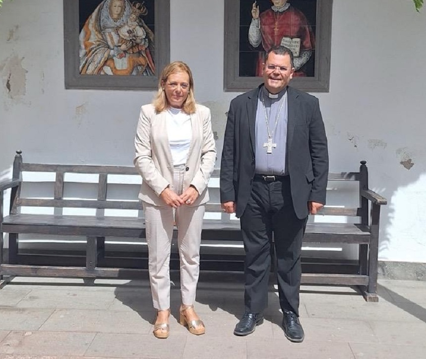 La presidenta de la Asociación, Rosario González Perdomo, con el obispo.