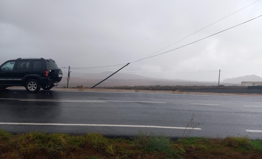El viento ha tumbado varios postes de la luz en varias zonas.