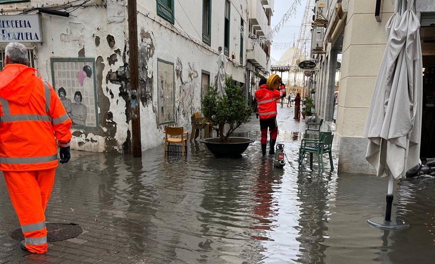 En el centro de Arrecife los operarios del Ayuntamiento se han tenido que emplear a fondo para achicar agua de algunas zonas.