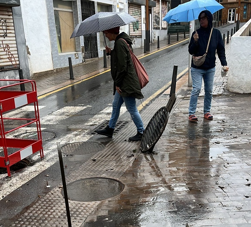 Numerosas alcantarillas se han desbordado y el Ayuntamiento ha tenido que colocar vallas de precaución.