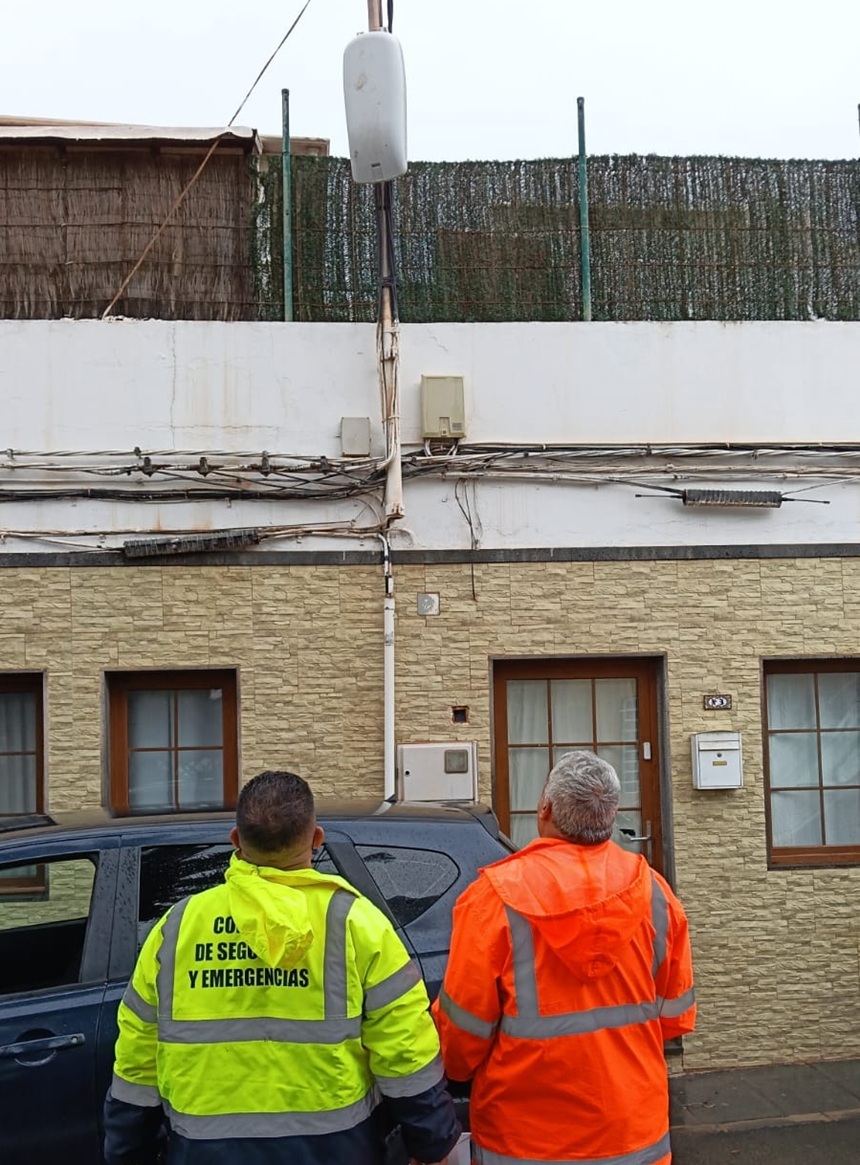 El concejal de Emergencias de Arrecife observando el suceso.