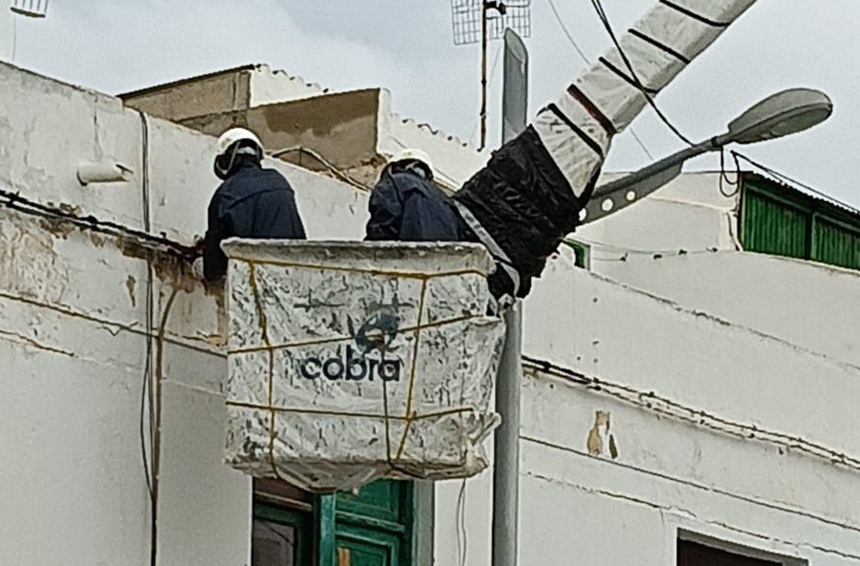 Momento de la actuación de los electricistas en la zona donde se ha producido la incidencia.