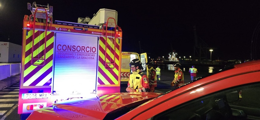 Los bomberos abandonando el recinto portuario tras su actuación.
