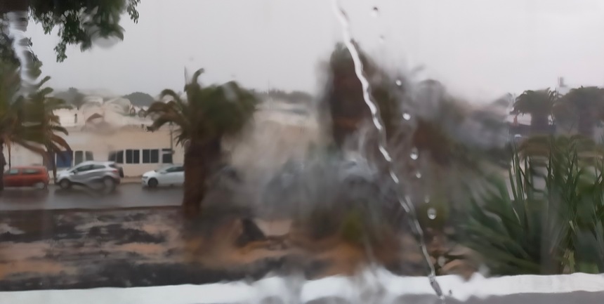 Caía tanta agua que desde el interior de las casas apenas se podía ver lo que estaba sucediendo fuera.