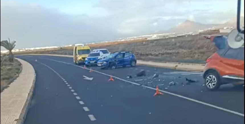 Ambulancia del SUC junto a los vehículos accidentados.