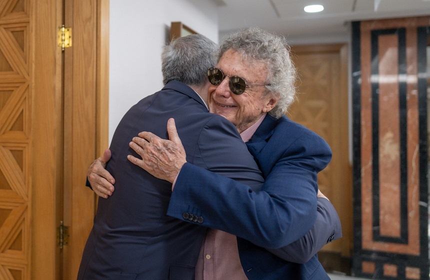 El artista se emocionó y abrazó al presidente de la Comunidad Autónoma.