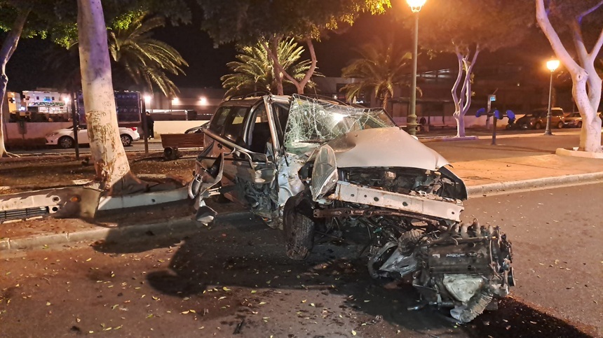 El coche quedó totalmente destrozado.