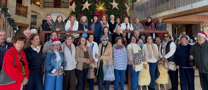 Los vecinos del barrio visitando los belenes.