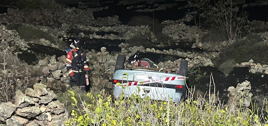 Los bomberos balizaron uno de los vehículos, que quedó en una zona de difícil acceso.