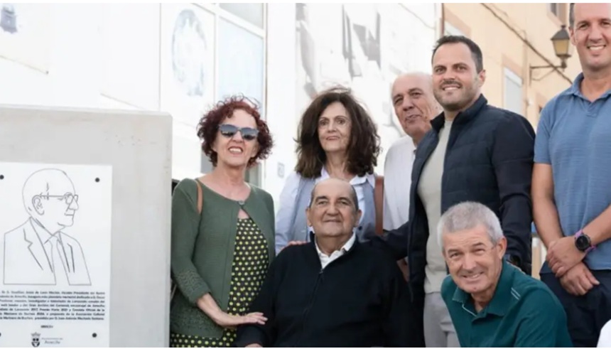 Imagen del día que el Ayuntamiento hizo el reconocimiento al maestro en el barrio de Argana.