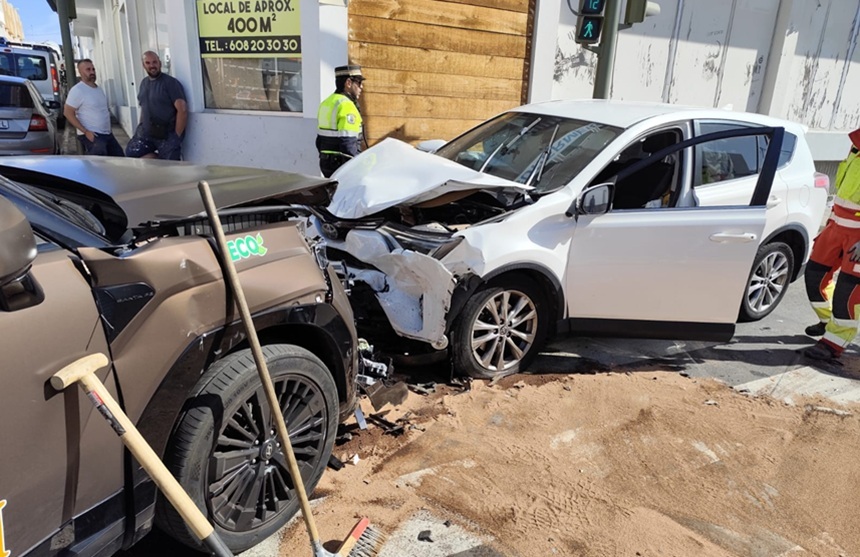 Los bomberos tuvieron que utilizar sepiolita para limpiar las numerosas manchas de aceite y combustible que dejaron los vehículos siniestrados.
