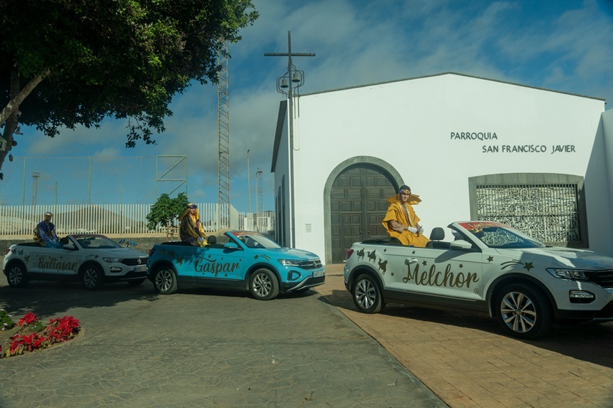 Los pajes reales en los coches oficiales que tiene Arrecife para los Reyes Magos.