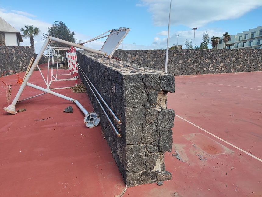 Así se encuentra una de las canchas más usadas de Costa Teguise.