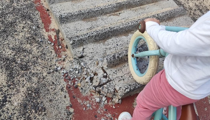 Los niños tienen que subir por escaleras como la de la imagen.