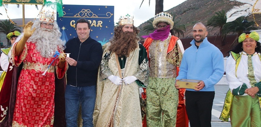 El alcalde y el concejal de Festejos entregando las llaves a los Reyes.