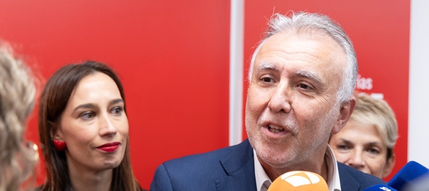 Ángel Víctor Torres atendiendo a los medios.