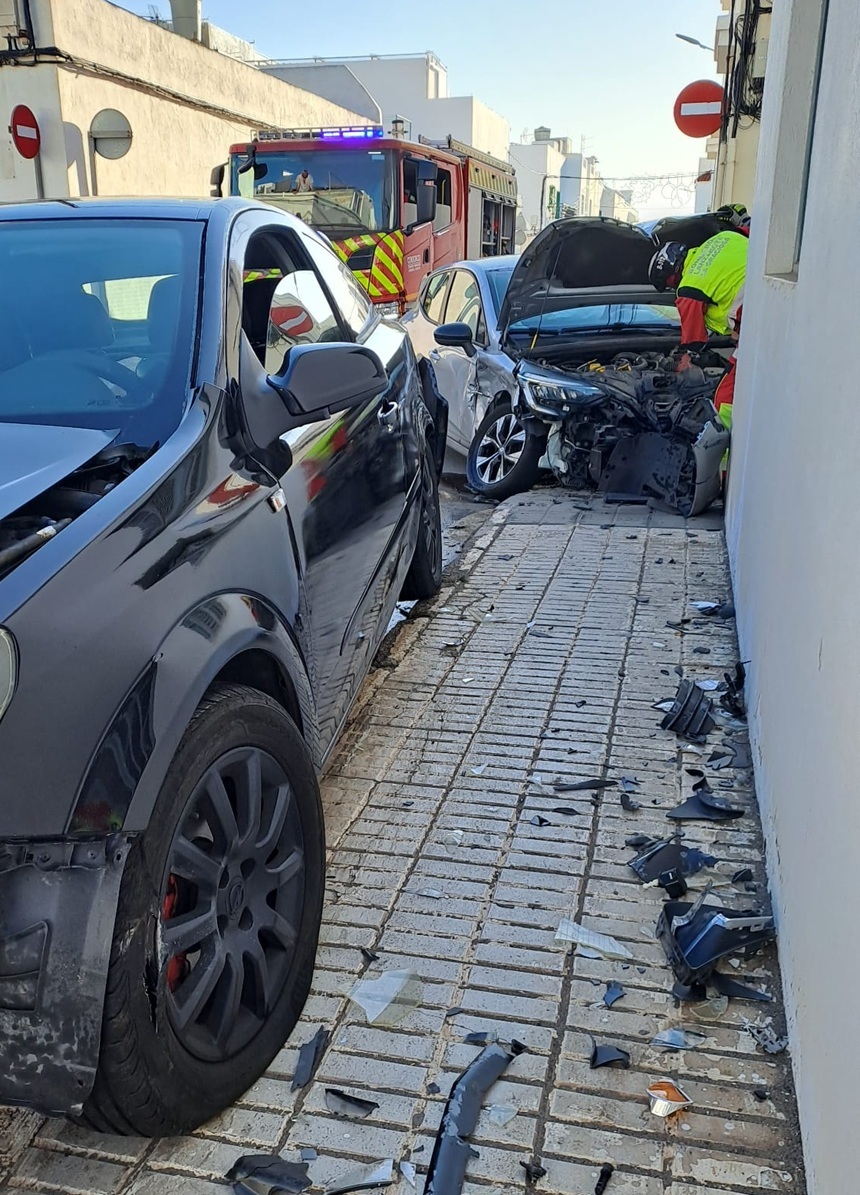 Los bomberos tuvieron que emplearse a fondo para recoger el desastre que se generó.