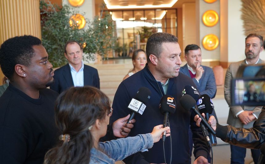 Óscar Noda atendiendo a los medios locales