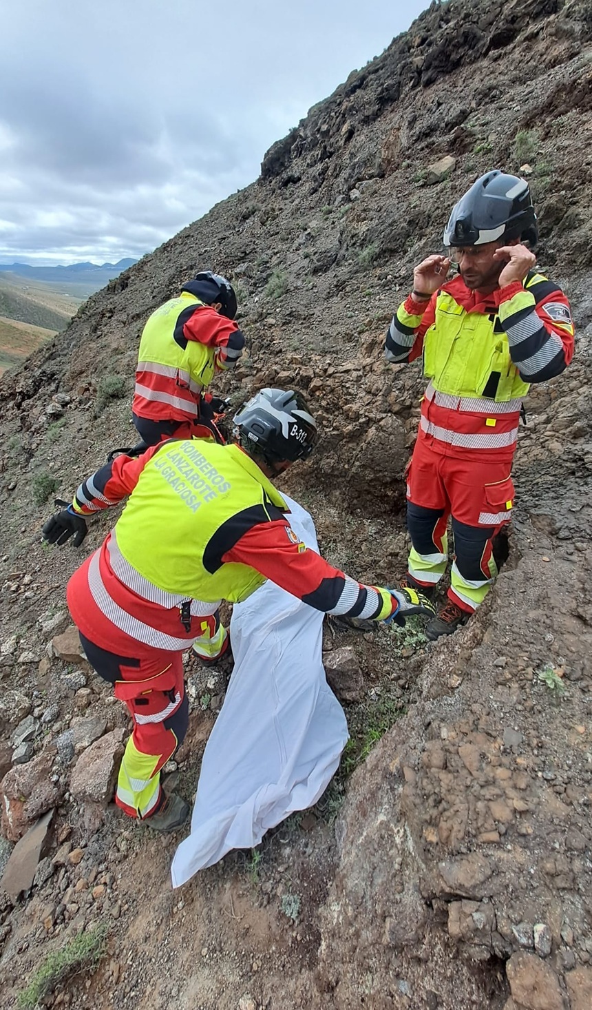 Los bomberos se encargaron de llegar al lugar de difícil acceso y de preparar el traslado de la persona fallecida.