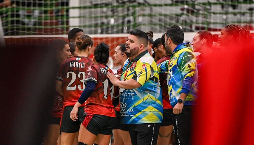 El cuerpo técnico tratando de animar a las jugadoras tras la derrota