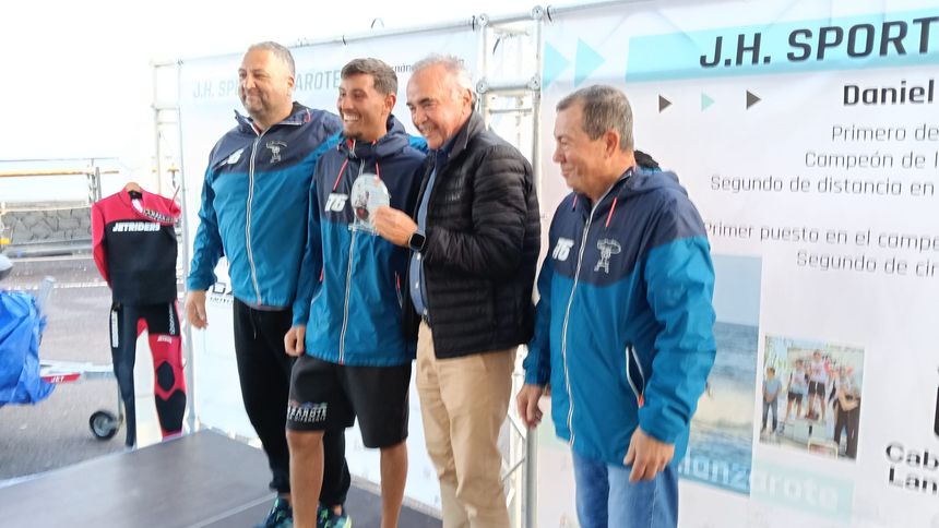 El empresario Mamerto Cabrera recibió también su reconocimiento por la ayuda que ha prestado al equipo de Daniel Hernández la empresa CICAR