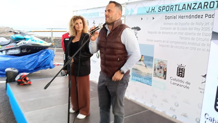 El alcalde de Arrecife durante su intervención con la concejal de Deportes al lado