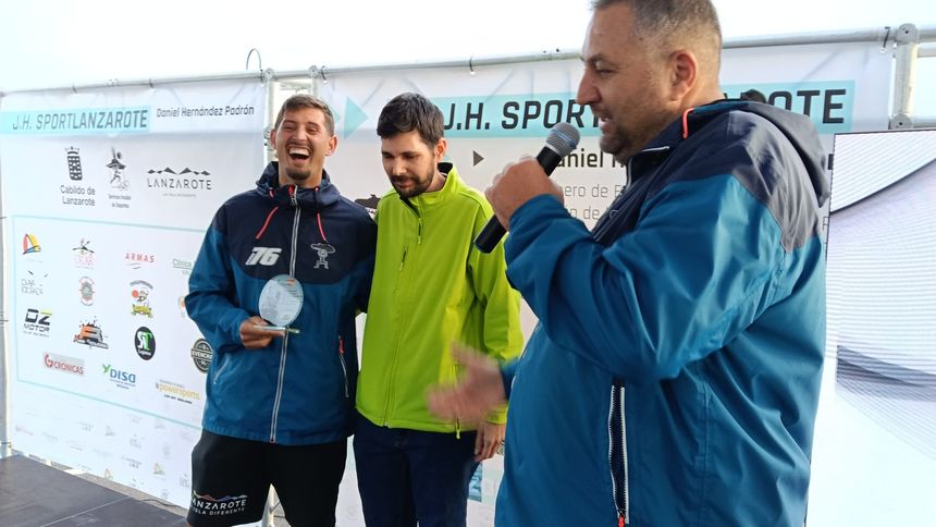 Especialmente atento fue José Luis Hernández con Efrén, la persona que se encarga de la logística y de que los logos y las pegatinas luzcan de la forma espectacular en la que lo hacen