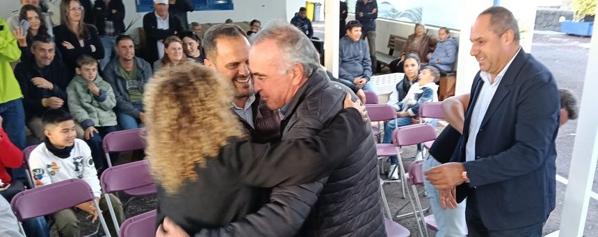 El empresario Mamerto Cabrera saludando al alcalde de Arrecife y a la concejal de Turismo.