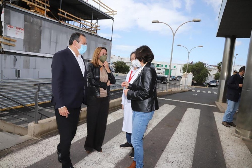 María Dolores Corujo junto a Blas Trujillo en la visita al edificio de Hospitalización anexo al Hospital Universitario Doctor José Molina Orosa.
