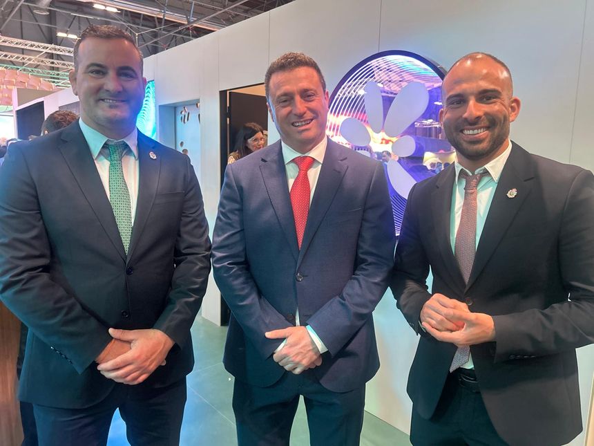 Ángel Lago, Óscar Noda y Daniel Medina, concejal de Deportes, alcalde y concejal de Turismo de Yaiza.