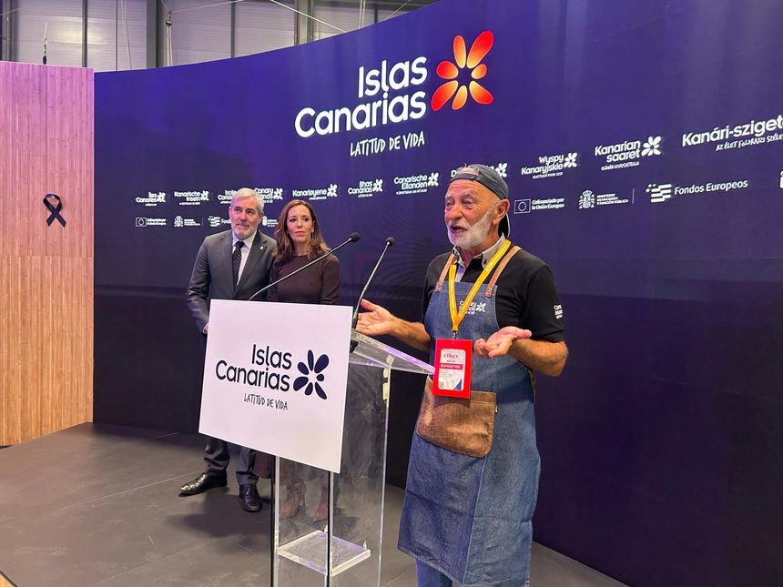 Graciliano en el homenaje que le hicieron el presidente y la consejera de Turismo del Gobierno de Canarias por sus 35 años llevando los zumos del Archipiélago por todas las ferias turísticas más importantes del mundo.