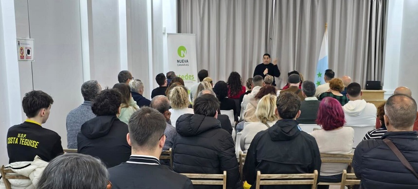 Yoné Caraballo interviene en el acto de renovación del Comité Local de Teguise