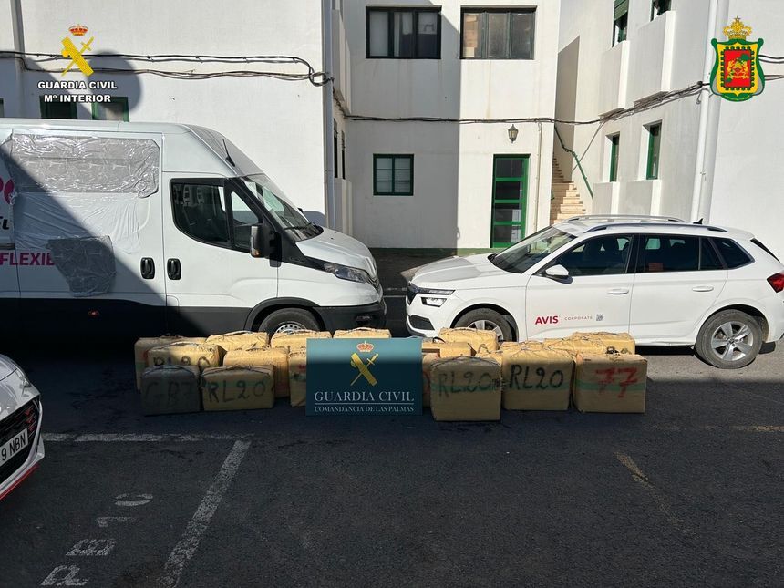 Los fardos requisados por la Guardia Civil.