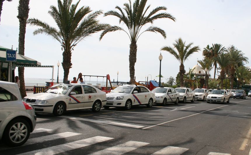 Los taxistas de Arrecife son los que más están padeciendo esta modalidad de intrusismo profesional.