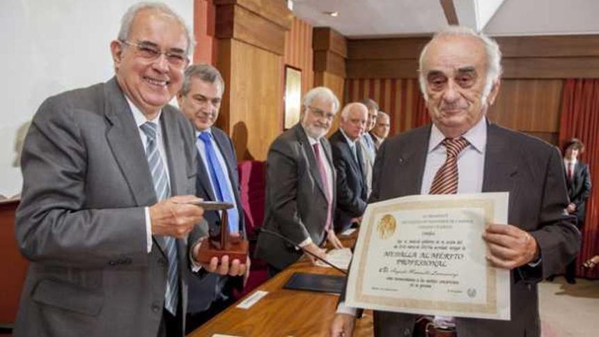 Menvielle recogiendo uno de los reconocimientos que tuvo a su magnífico mérito profesional.