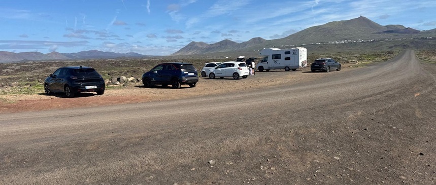 Imagen de los vehículos situados en la zona de Los Charcones.