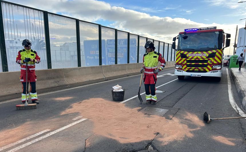 Los bomberos tuvieron que emplearse a fondo para limpiar la mancha que se quedó