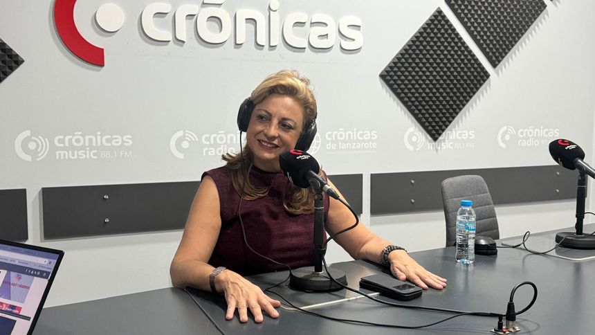 Cristina Valido durante la entrevista que compartió con su compañero Pedro San Ginés en el estudio de Crónicas Radio