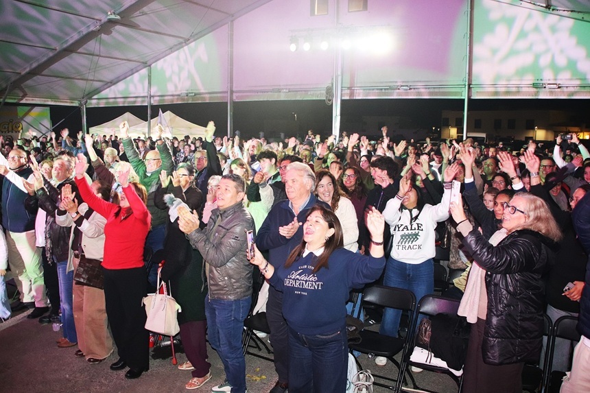 Público en la carpa de Uga.