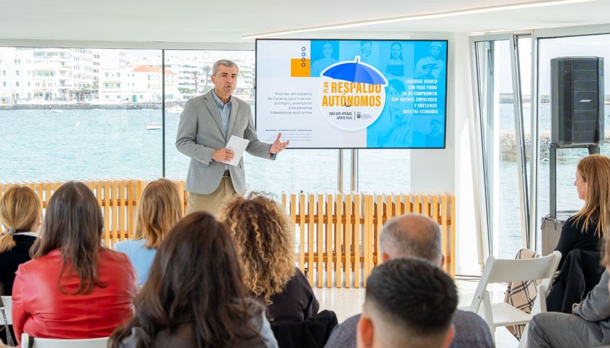 Manuel Domínguez en el momento del desarrollo de sus explicaciones en Arrecife